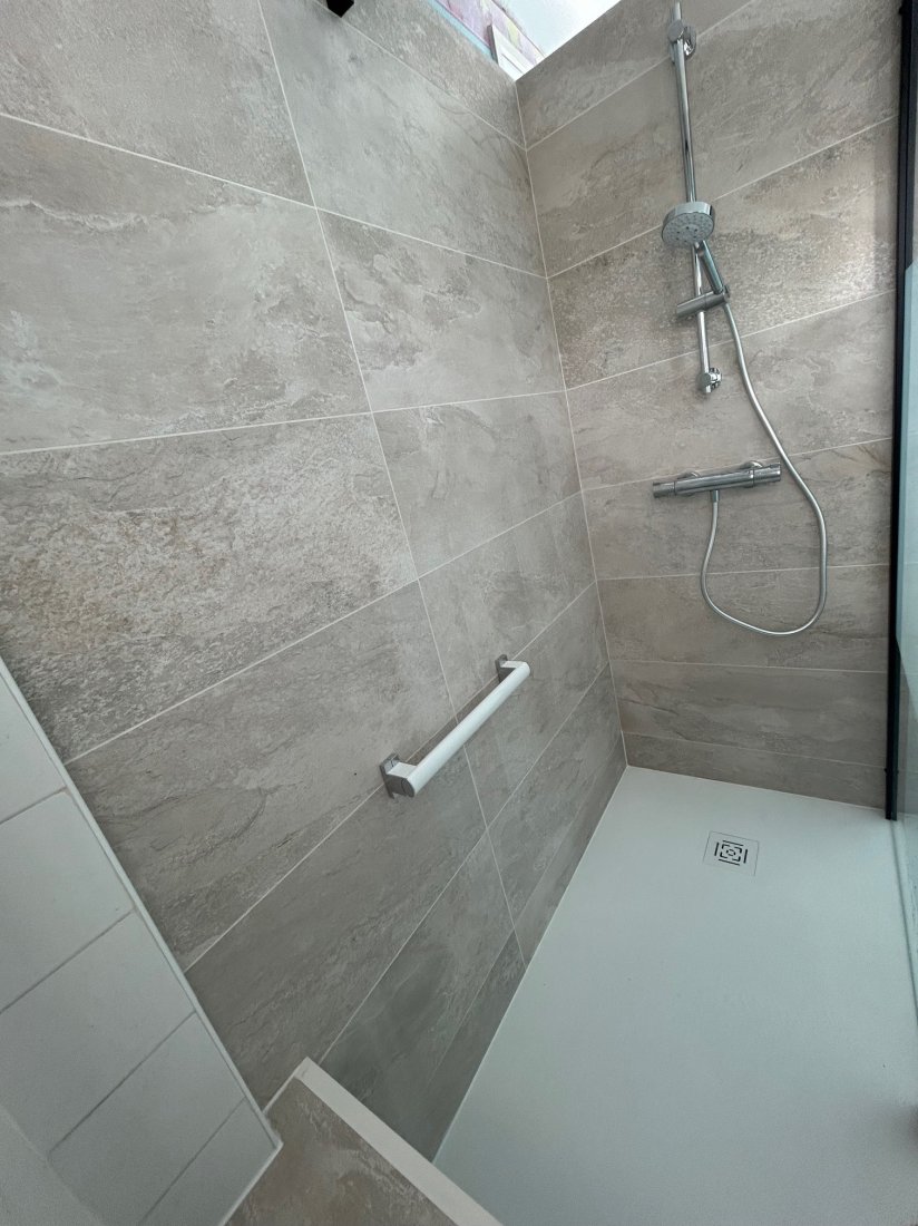 Salle de bains adaptée : receveur extra plat installé